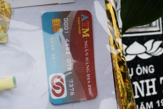 Đốt thẻ ATM, iPhone… cho tổ tiên dịp Tết thanh minh